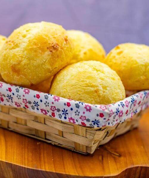 Pão de Queijo dentro de cestinha